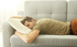 Έρευνα : Τόσο οι λίγες όσο και οι πολλές ώρες ύπνου συνδέονται με αυξημένο κίνδυνο για εμφάνιση καρκίνου στον πνεύμονα.