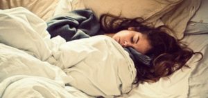 Έρευνα : Τόσο οι λίγες όσο και οι πολλές ώρες ύπνου συνδέονται με αυξημένο κίνδυνο για εμφάνιση καρκίνου στον πνεύμονα.