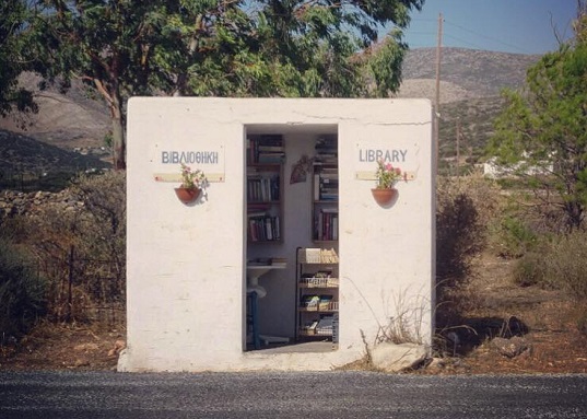 Υπάρχει μια υπέροχη στάση ΚΤΕΛ στην Πάρο που είναι και δανειστική βιβλιοθήκη