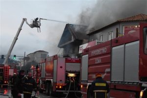 Χθες Πέμπτη 6/2 ξέσπασε φωτιά σε συνεργείο αυτοκινήτων στην οδό Κλεισθένους στον Γέρακα