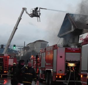 Χθες Πέμπτη 6/2 ξέσπασε φωτιά σε συνεργείο αυτοκινήτων στην οδό Κλεισθένους στον Γέρακα