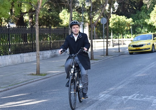 Το πρωί της Δευτέρας ο  Πρόεδρος της ΚΕΔΕ Δ. Παπαστεργίου έφτασε  στο Μαξίμου για την συνάντηση με τον Πρωθυπουργό  Κ.  Μητσοτάκη με ηλεκτρικό ποδήλατο