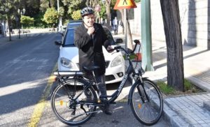 Το πρωί της Δευτέρας ο  Πρόεδρος της ΚΕΔΕ Δ. Παπαστεργίου έφτασε  στο Μαξίμου για την συνάντηση με τον Πρωθυπουργό, Κ.  Μητσοτάκη. με ηλεκτρικό ποδήλατο