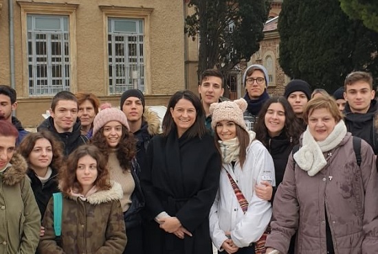 Μαθητές του 3ου Λυκείου Αμαρουσίου συνάντησε τυχαία  στη  επίσκεψη της, στην  Θεολογική Σχολή της Χάλκης  η υπουργός παιδείας  Νίκη Κεραμέως