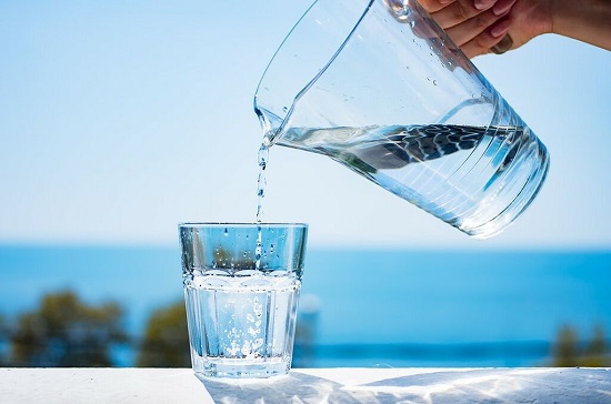 Νέα έρευνα : Όχι νερό με το ζόρι αλλά με βάση το πόσο διψάμε