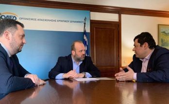 Πεύκη-Λυκόβρυση : Με τον Διοικητή του ΟΑΕΔ συναντήθηκε ο Δήμαρχος για τα προβλήματα της αποχέτευσης στο Ηλιακό Χωριό” Με τον Διοικητή του ΟΑΕΔ Σπύρο Πρωτοψάλτη συναντήθηκε την Τετάρτη 26/2 στα κεντρικά γραφεία του Οργανισμού ο Δήμαρχος Λυκόβρυσης- Πεύκης Τάσος Μαυρίδης. Κεντρικό θέμα της συνάντησης ήταν οι κακοτεχνίες στην αποχέτευση του Ηλιακού Χωριού. Ο κ. Μαυρίδης δήλωσε σχετικά: «Ενημέρωσα τον κ. Πρωτοψάλτη για την κατάσταση στο Ηλιακό Χωριό και τα ζητήματα που απασχολούν τους κατοίκους του. Ενημέρωσα επίσης ότι η πρόταση μας για την επίλυση των ζητημάτων είναι να συμπληρώσει η ΕΥΔΑΠ τα σημεία της σχετικής μελέτης, που έχει απορρίψει και αναλάβει τη χρηματοδότηση του έργου, καθώς αποτελεί δική της ευθύνη. Ο κ. Διοικητής εξέφρασε τη συμφωνία του και τη συμπαράστασή του στην προσσπάθειά μας για την περιφρούρηση της υγείας και της ποιότητας ζωής των κατοίκων του Ηλιακού Χωριού».