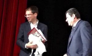 Λυκόβρυση- Πεύκη: Ο Δήμαρχος και ο Νορβηγός Πρέσβης στην προβολή της ταινίας «Η επιλογή του Βασιλιά» στο Δημοτικό Θέατρο