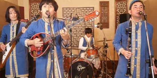 Το  Ιαπωνικό συγκρότημα  Pyramidos ξαναχτυπά με νέα διασκευή  ελληνικού τραγουδιού το «Φωτιά με Φωτιά» του Πάνου Κιάμου.