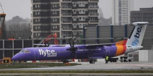 Κατέρρευσε η μεγαλύτερη περιφερειακή αεροπορική εταιρεία της Ευρώπης δυο μήνες μετά τη διάσωσή της από την κυβέρνηση της Βρετανίας λόγω του κορωνοϊού
