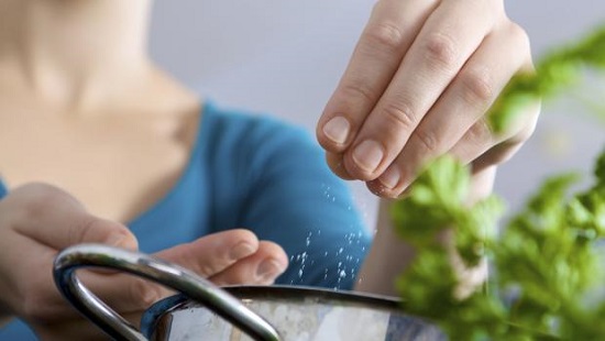 Έρευνα το επιπλέον αλάτι εξασθενεί την άμυνα του ανοσοποιητικού συστήματος