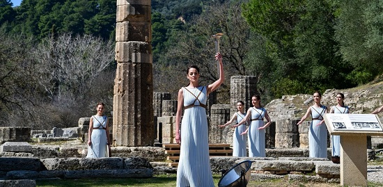 Διακόπηκε η Ολυμπιακή Λαμπαδηδρομία στην Ελλάδα  για λόγους προστασίας της δημόσιας υγείας-Κατευθείαν θα πάει στο Τόκιο η Φλόγα