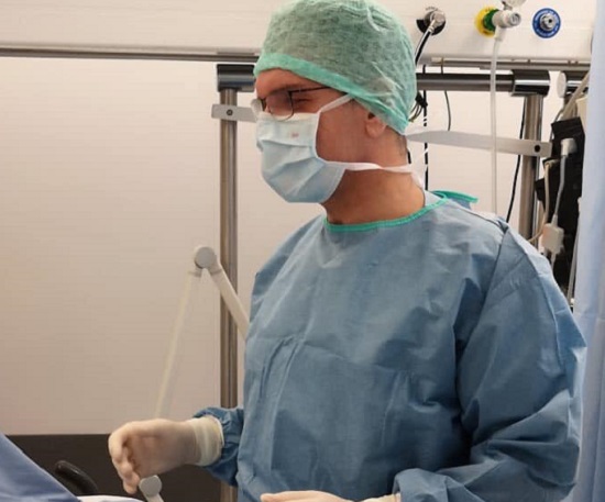 Ο Γιάννης Κεχρής:  Η απλή χειρουργική μάσκα αποτελεί έναν φυσικό φραγμό στα σταγονίδια του αναπνευστικού και ως εκ τούτου μπορεί να βοηθήσει στον έλεγχο της εξάπλωσης της πανδημίας
