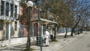 Παραλληλα ειδικό συνεργείο στο Δήμο Κηφισιάς, ολοκλήρωσε την απολύμανση στάσεων λεωφορείων όπου παρατηρείται συγκέντρωση πολιτών τις πρωινές ώρες που πηγαίνουν στις εργασίες τους.