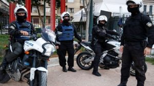  Νεαρός στην Βούλα αντί για καραντίνα βγήκε και έφτυνε τους αστυνομικούς λέγοντας πως έχει κοροναϊό