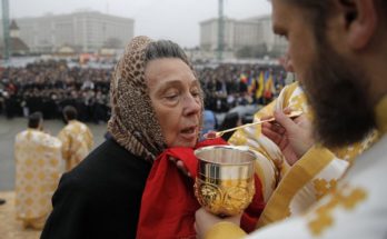 Ρουμανία: Η Ορθόδοξη εκκλησία της Ρουμανίας επιτρέπει στους πιστούς  τη μετάληψη κατ΄ εξαίρεσιν με πλαστικό κουταλάκι μιας χρήσεως λόγω κορωναϊού