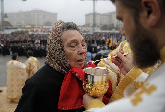 Ρουμανία: Η Ορθόδοξη εκκλησία της Ρουμανίας επιτρέπει στους πιστούς  τη μετάληψη κατ΄ εξαίρεσιν με πλαστικό κουταλάκι μιας χρήσεως λόγω κορωναϊού