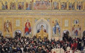 Ρουμανία: Η Ορθόδοξη εκκλησία της Ρουμανίας επιτρέπει στους πιστούς  τη μετάληψη κατ΄ εξαίρεσιν με πλαστικό κουταλάκι μιας χρήσεως λόγω κορωναϊού