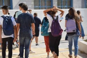           Κορονοϊός : Θα υπάρχει παράταση σχολικού έτους –  Θα ξεκινήσουν μαθήματα μέσω διαδικτύου –  Τι θα γίνει με τις πανελλαδικές εξετάσεις 
