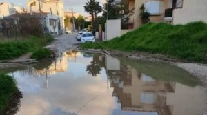 Χωρίς δρόμο, πεζοδρόμια και φωτισμό κάτοικοι στο Πάτημα Χαλανδρίου, λόγω ανύπαρκτου ρέματος