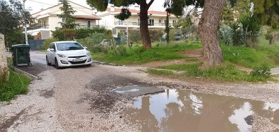 Χωρίς δρόμο, πεζοδρόμια και φωτισμό κάτοικοι στο Πάτημα Χαλανδρίου, λόγω ανύπαρκτου ρέματος
