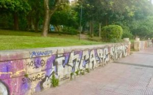 Αθήνα : Καθαρισμός στα 150 μέτρα της πέτρινης περίφραξης του Νοσοκομείο Ευαγγελισμού
