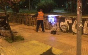 Αθήνα : Καθαρισμός στα 150 μέτρα της πέτρινης περίφραξης του Νοσοκομείο Ευαγγελισμού