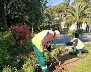 Αθήνα : Με πολύχρωμα λουλούδια και πολλά τραγούδια από την Άλκηστις Πρωτοψάλτη στους δρόμους της πόλης ο Δήμος καλεί τους πολίτες να παραμένουν αισιόδοξοι 