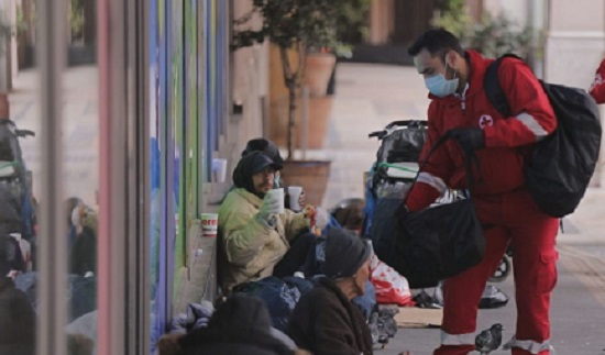 Κορωνοιός: Ο Ελληνικός Ερυθρός Σταυρός σταθερά στο πλευρό των αστέγων