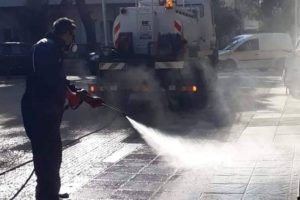 Ηράκλειο: Συνεχίζουν οι απολυμάνσεις , καθαρισμοί και οι ψεκασμοί σε φρεάτια, κάδους,  γωνιές , δρόμους και ασπρίζουμε τα  πεζοδρόμια για  το Πάσχα
