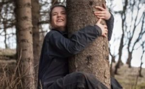 Ισλανδία: Η Δασική Υπηρεσία της χώρας προτρέπει τους πολίτες αφού δεν μπορείτε να αγκαλιάστε ανθρώπους αγκαλιάστε δέντρα στην φύση