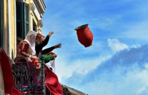 Το Μεγάλο Σάββατο στη Κέρκυρα - Το έθιμο των Μπότηδων