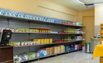 Κηφισιά: Διανομή τροφίμων Μαΐου από τα Κοινωνικά Παντοπωλεία του Δήμου Στα πλαίσια της έμπρακτης κοινωνικής αλληλεγγύης ο Δήμος Κηφισιάς συνεχίζει τις δράσεις του Κοινωνικού Παντοπωλείου, τόσο στην Κηφισιά όσο και στη Νέα Ερυθραία, λαμβάνοντας τα επιβεβλημένα μέτρα για την προστασία από τον ιό και την ασφάλεια των δικαιούχων και όλων των εργαζομένων και εθελοντών. Τη διανομή των τροφίμων συντονίζει η Πρόεδρος του ΝΠΔΔ «Κοινωνική Μέριμνα» κα Κατερίνα Καραλή. Στη Νέα Ερυθραία συγκεκριμένα, είδη Κοινωνικού Παντοπωλείου θα δοθούν στους δικαιούχους – ωφελούμενους (190 οικογένειες), την Τρίτη 5 και την Τετάρτη 6 Μαΐου από τις 11:00 το πρωί έως τις 14:00 το μεσημέρι. Στο Κοινωνικό Παντοπωλείο της Κηφισιάς, στις εγγεγραμμένες οικογένειες που φτάνουν τις 160, θα γίνει διανομή τροφίμων για τον μήνα Μάιο από την Τρίτη 5 Μαΐου και κατόπιν τηλεφωνικής επικοινωνίας με τους ωφελούμενους.