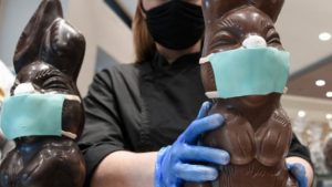 Λυκόβρυση Πεύκη: Ζαχαροπλαστείο έφτιαξε Πασχαλινά σοκολατένια λαγουδάκια που φορούν μάσκες και γάντια