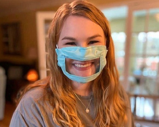 Κορονοϊός: Φοιτήτρια δημιούργησε μάσκα με διαφανές «παράθυρο» στο κέντρο, ώστε να βοηθηθούν άτομα με προβλήματα ακοής