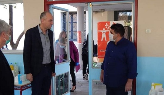 Μεταμόρφωση: Ο Δήμαρχος Στράτος Σαραούδας επισκέφθηκε την αιμοδοσία του Νοσοκομείου  Άγιοι Ανάργυροι στο 1ο Δημοτικό Σχολείο