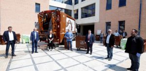 Περιφέρεια Αττικής: Παραδόθηκαν στο Δήμο Αχαρνών 2 απορριμματοφόρα σύγχρονης τεχνολογίας και 200 καφέ κάδους για τη συλλογή οργανικών αποβλήτων