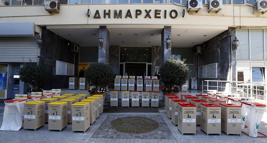 Ο Περιφερειάρχης Αττικής παρέδωσε στον Δήμαρχο Πειραιά το πρώτο μέρος από τα 1.200 ειδικά κυτία ανακύκλωσης