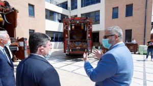 Περιφέρεια Αττικής: Παραδόθηκαν στο Δήμο Αχαρνών 2 απορριμματοφόρα σύγχρονης τεχνολογίας και 200 καφέ κάδους για τη συλλογή οργανικών αποβλήτων