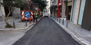 Συνεχίζονται από την Περιφέρεια Αττικής οι ασφαλτοστρώσεις και η συντήρηση κεντρικών δρόμων στους δήμους της Αττικής