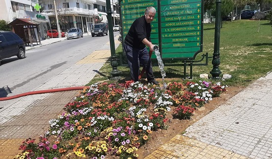 Πεντέλη: Πότισμα των πολύχρωμων ανοιξιάτικων  λουλουδιών σε όλη την πόλη  από εθελοντές
