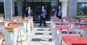 Περιφέρεια Αττικής :Παράδοση κάδων εσωτερικής ανακύκλωσης στους Δημάρχους Ελευσίνας Α. Οικονόμου και Μάνδρας-Ειδυλλίας Χ. Στάθη