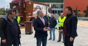 Παλαιό Φάληρο: Παραδόθηκε στο Δήμο ένα απορριμματοφόρο συλλογής βιο-αποβλήτων και εξοπλισμό ανακύκλωσης από την Περιφέρεια Αττικής