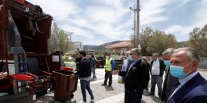 Περιφέρεια: Παραδώσαμε απορριμματοφόρα σύγχρονης τεχνολογίας και καφέ κάδους συλλογής οργανικών αποβλήτων στους Δήμους Κρωπίας και Μαρκοπούλου