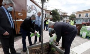 Περιφέρεια: Παραδώσαμε απορριμματοφόρα σύγχρονης τεχνολογίας και καφέ κάδους συλλογής οργανικών αποβλήτων στους Δήμους Κρωπίας και Μαρκοπούλου