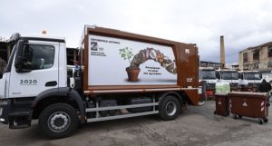 Περιφέρεια Αττικής :Παραδώσαμε σήμερα στο Δήμαρχο Πειραιά Γ. Μώραλη 5 απορριμματοφόρα και 600 καφέ κάδους για τη συλλογή οργανικών αποβλήτων