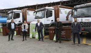 Περιφέρεια Αττικής :Παραδώσαμε σήμερα στο Δήμαρχο Πειραιά Γ. Μώραλη 5 απορριμματοφόρα και 600 καφέ κάδους για τη συλλογή οργανικών αποβλήτων