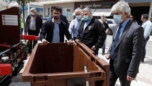 Περιφέρεια: Παραδώσαμε απορριμματοφόρα σύγχρονης τεχνολογίας και καφέ κάδους συλλογής οργανικών αποβλήτων στους Δήμους Κρωπίας και Μαρκοπούλου