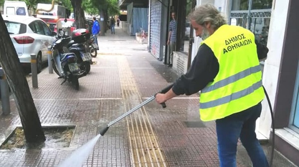 Αθήνα: Σήμερα στόχος της «Επιχείρησης καθαριότητας» της υπηρεσίες καθαριότητας ήταν η  Πλατεία Βικτωρίας