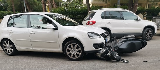 Βριλήσσια : Στην οδό 28ης Οκτωβρίου και Ηπείρου έγινε τροχαίο ατύχημα με μηχανή