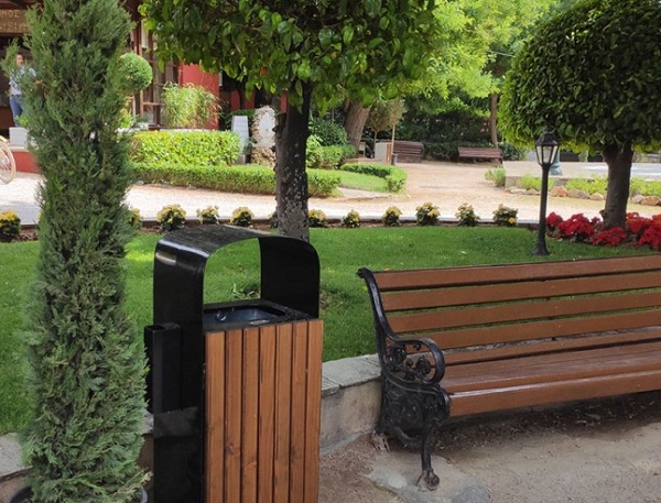 Κηφισιά: Νέοι καλαίσθητοι κάδοι σκουπιδιών στο Άλσος ενόψει της ανθοκομικής έκθεσης
